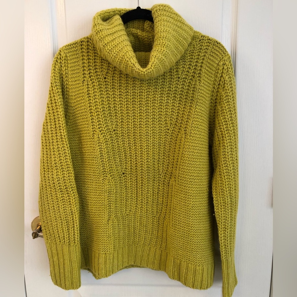 Cozy Banana Republic Chartreuse Sweater L